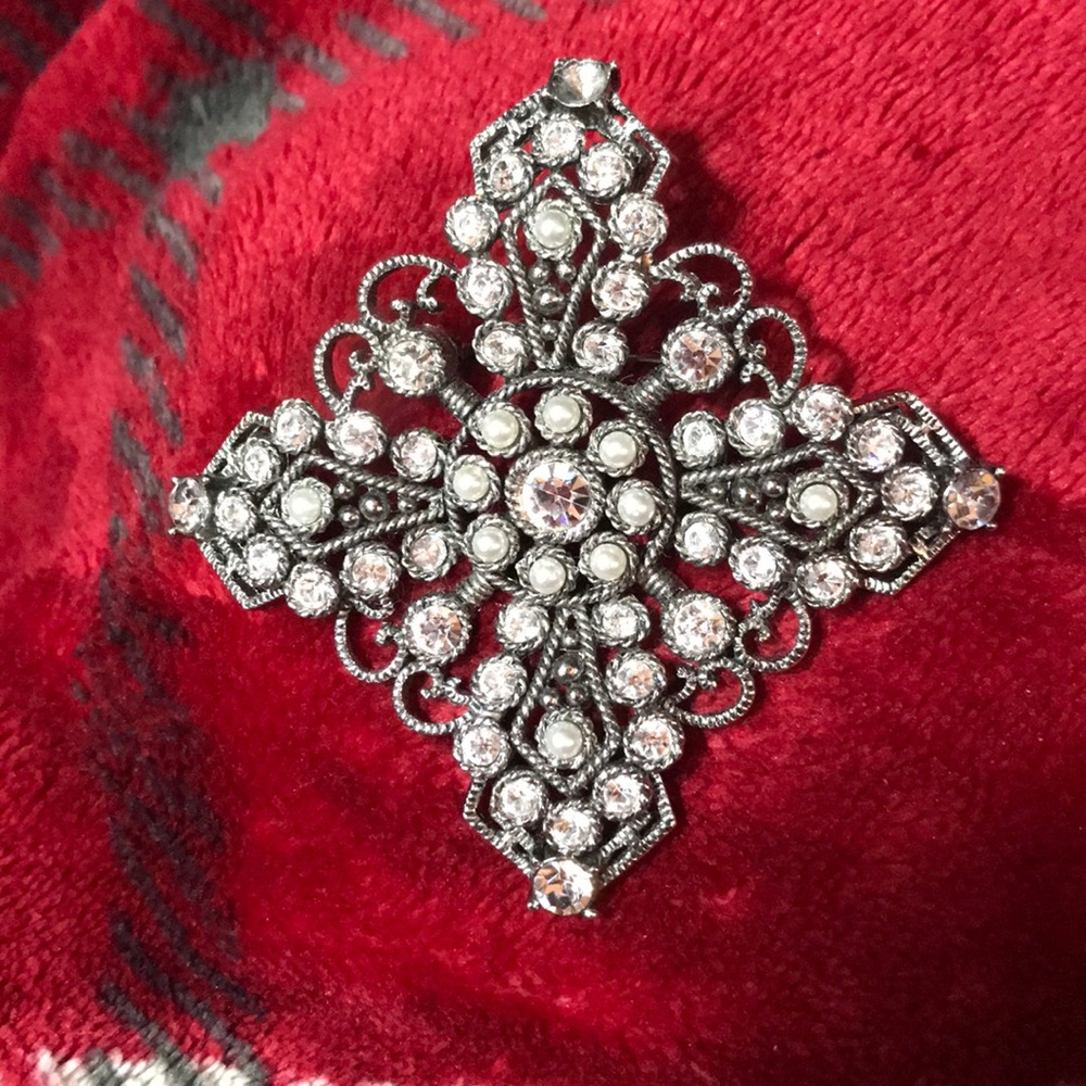 Brooch with crystals